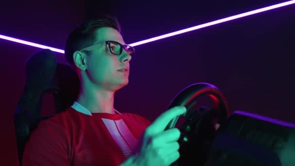 Klub Komputerowy Skupiony Gracz Grający Symulatorze Wyścigowym Wielokolorowe Światło Neonowe — Wideo stockowe