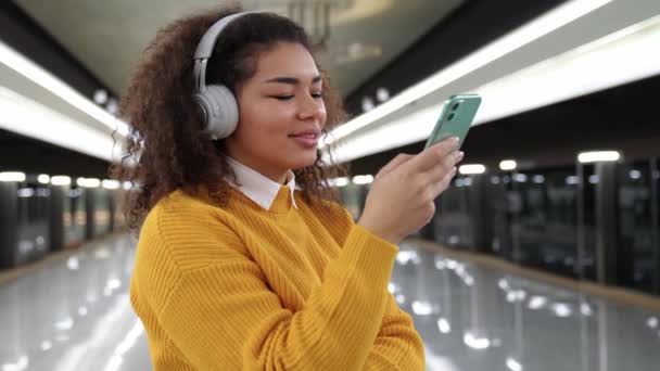 Slow Motion African Female Waits Train Subway Listen Music Headphones — Stock Video