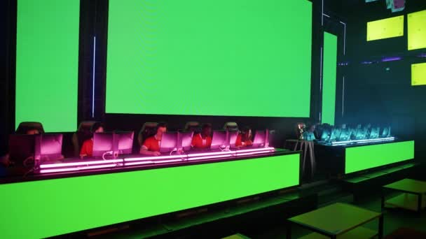 国際ゲームトーナメント Eスポーツ選手の2つの対決チームは ゲームでビデオゲーム サイバースポーツスマン 赤チームがラウンドを獲得し 勝利で喜び 緑のスクリーン — ストック動画