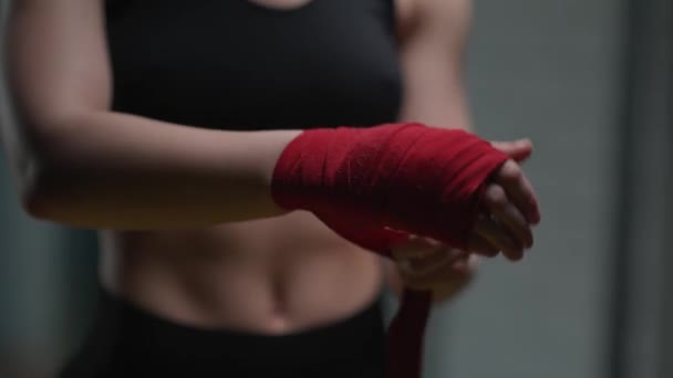 无名氏女战士用红色拳击绷带包裹双手 在体育馆进行拳击训练 为战斗做准备 — 图库视频影像