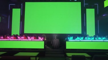 Uluslararası oyun turnuvası, iki spor takımı bir video oyunu oynuyor, iki takımın karşılaşması, yeşil ekranlar, kupa mücadelesi, kromakey şablonu.