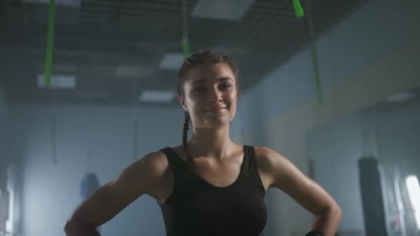 Enfoque Suave Retrato Una Luchadora Alegre Cansada Mujer Joven Después — Vídeos de Stock