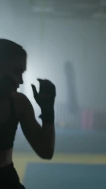 Mulher Lutadora Treina Seus Socos Defesa Ginásio Boxe Menina Bate — Vídeo de Stock