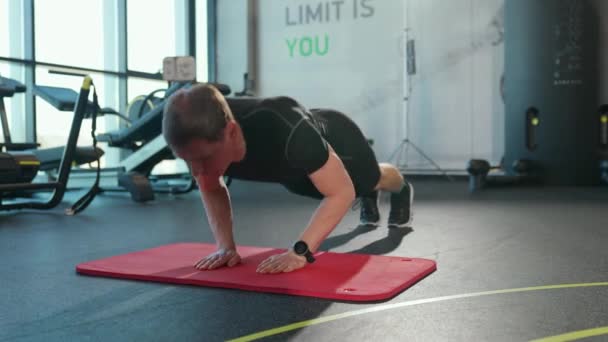 Yavaş Çekim Atletik Adam Spor Salonunda Patlayıcı Şınav Çekiyor Kendini — Stok video