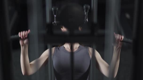 Vacker Kvinna Gymmet Lyftblock Gym Maskin Styrketräning Block Enhet Och — Stockvideo