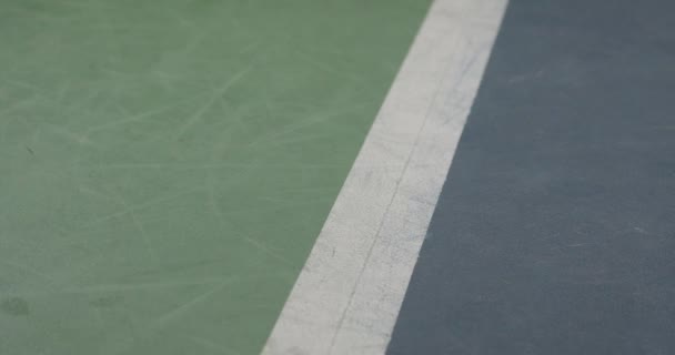 Теннисный Турнир Крытом Корте Теннисный Мяч Попадает Поверхность Корта Замедленная — стоковое видео