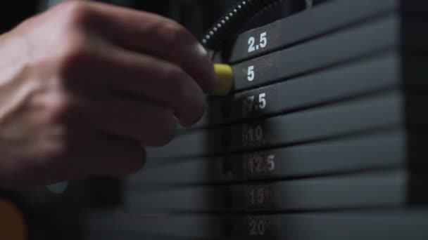 Atleta Anônimo Desportista Escolhe Peso Máquina Ginástica Tendo Levantamento Peso — Vídeo de Stock