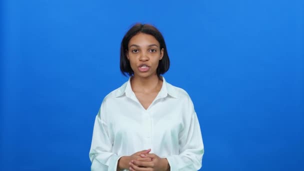 Hírek Sötét Bőrű Női Blogger Beszél Kék Háttér Belenéz Kamerába — Stock videók