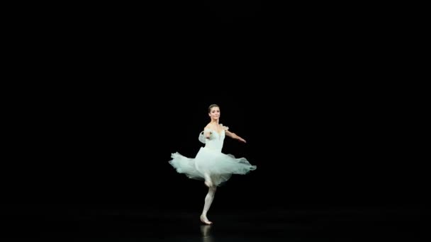 Ballerina Graziosa Abito Bianco Danza Eseguire Elementi Coreografici Uno Sfondo — Video Stock