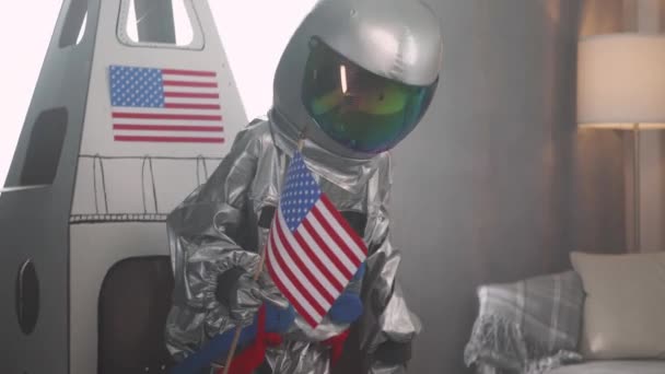 Nastolatek Kostiumie Astronauty Usa Wychodzący Kartonowego Wahadłowca Kosmicznego Chłopiec Bawi — Wideo stockowe
