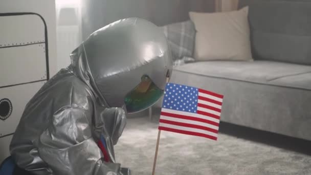 Tonåring Pojke Usa Astronaut Kostym Sätter Flaggan Amerika Nära Kartong — Stockvideo