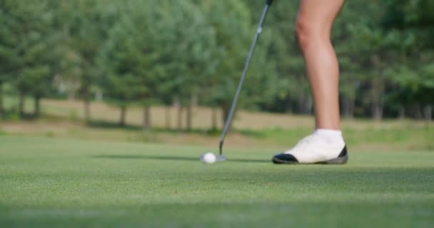 Parco Verde Donna Che Gioca Golf Colpisce Palla Nel Buco — Video Stock