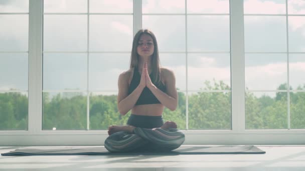 Спокойствие Молодая Женщина Медитирует Делает Йогу Спокойное Настроение Расслабляясь Белой — стоковое видео