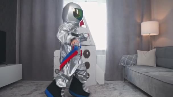 Garçon Asiatique Costume Astronaute Pose Drapeau Chinois Tient Près Modèle — Video