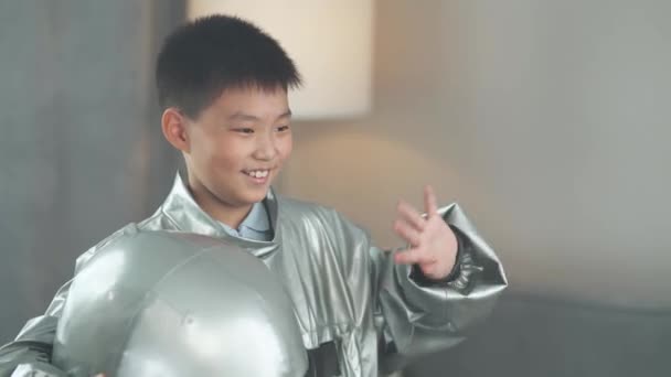 Potret Seorang Anak Laki Laki Asia Dalam Kostum Astronot Anak — Stok Video