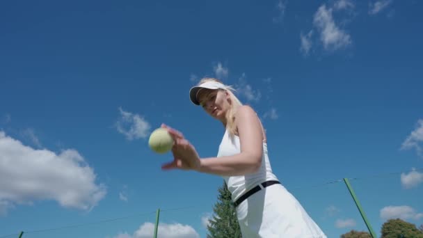 Kvinna Professionell Tennisspelare Träffar Boll Från Golvet Utomhus Domstol Låg — Stockvideo