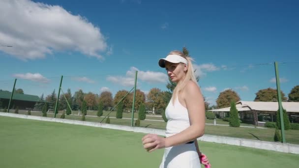 Professionell Tennisspelare Träffar Boll Från Golvet Utomhus Domstol Låg Vinkel — Stockvideo