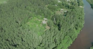 Kırsal, doğa hava manzarası, nehir vadisi, nehrin kıyısındaki köyün yüksekliği, bataklıklar ve yeşil ormanlar, ekoloji..