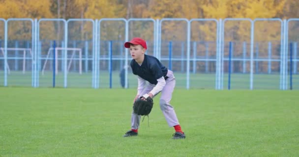 Baseball Bajnokság Iskolában Fiú Dobó Fog Egy Gyors Labdát Kesztyűben — Stock videók