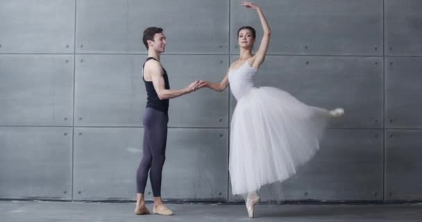 Élégant Couple Danseurs Ballet Classique Répétant Une Danse Sur Fond — Video