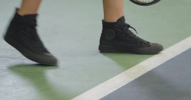 テニスをする若い女性 女性プレーヤーはゲームの位置に 脚の眺めになります — ストック動画