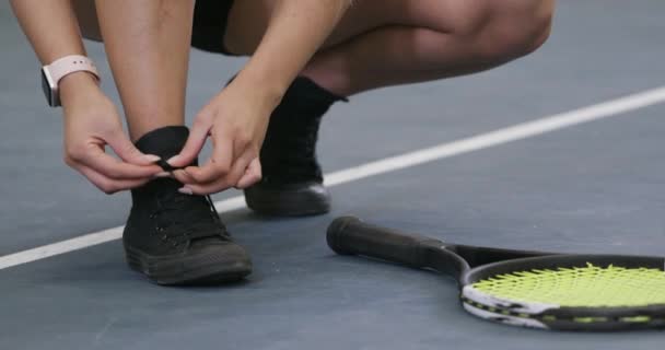 年轻女子网球选手在运动鞋上绑鞋带 训练日 4K慢动作 — 图库视频影像