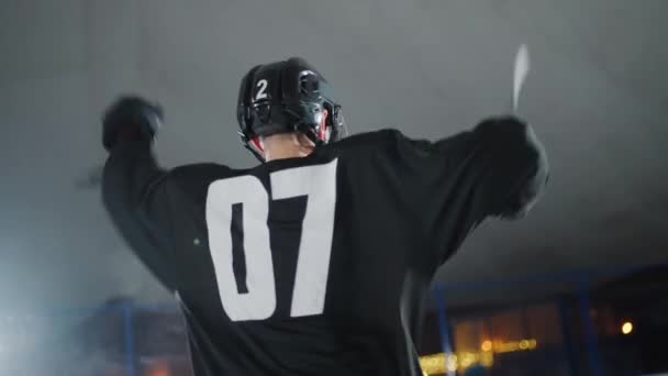 Rückansicht Eishockeyprofi Jubelt Über Den Sieg Spiel Mann Schwarzer Uniform — Stockvideo
