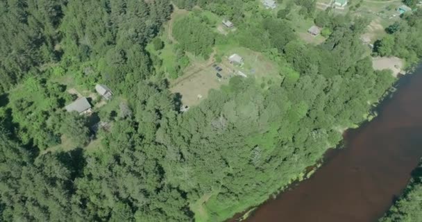 空中自然景观 从河畔村庄的高处看风景 沼泽和绿林 — 图库视频影像
