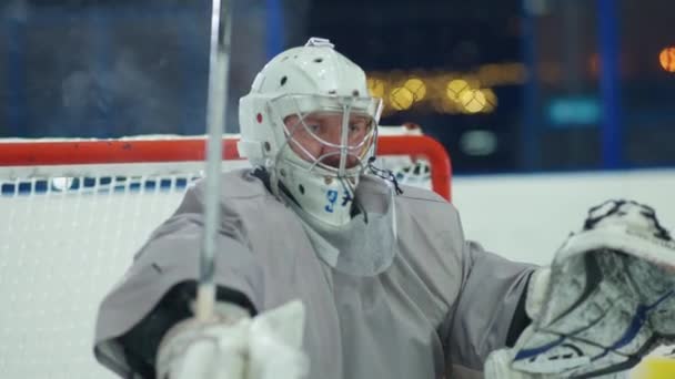 Handheld Portrait Pro Hockey Goalkeeper Steam Coming Athletes Body Sports — Stock Video
