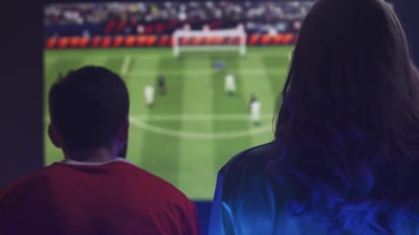 エスポート 若いゲーマーはゲームコンソールでサッカーのビデオゲームをプレイします 2人のプレーヤーの対決 ゲームトーナメントでサイバースポーツマン — ストック動画