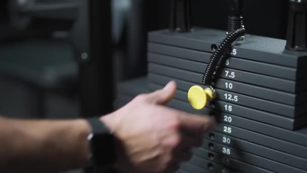 Atlet Anonim Olahragawan Memilih Berat Pada Mesin Gym Mengambil Angkat — Stok Video