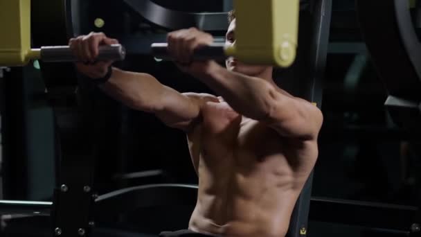 Motivasyon Spor Salonundaki Atletik Adam Jimnastik Makinesindeki Blokları Kaldırıyor Blok — Stok video