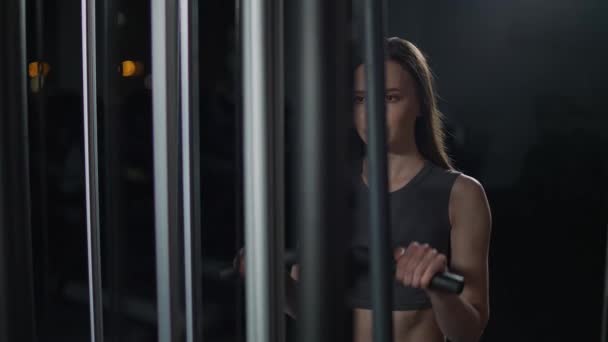 Femme Sportive Dans Les Blocs Levage Gymnase Sur Machine Gymnastique — Video