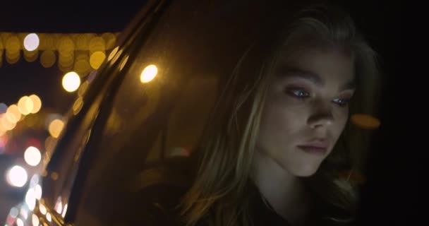 Mladá Dívka Používá Smartphone Sedí Zadním Sedadle Auta Noční Cesta — Stock video