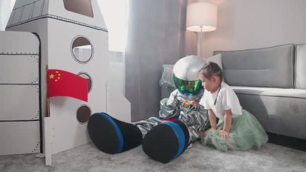 Azjatyckie Dzieci Bawią Się Salonie Domu Chłopiec Kostiumie Astronauty Siedzący — Wideo stockowe