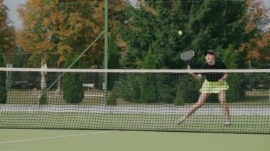 Profesyonel bayan tenisçi raketle topa vurur, tenis kortunda antrenman yapar, rakiplerine vurur, tenis maçında servis yapar, 4k ağır çekim..