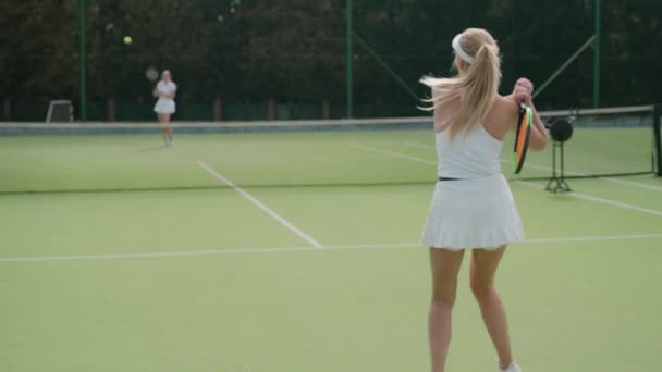 Vista Posterior Una Jugadora Profesional Tenis Mujer Golpea Pelota Con — Vídeo de stock