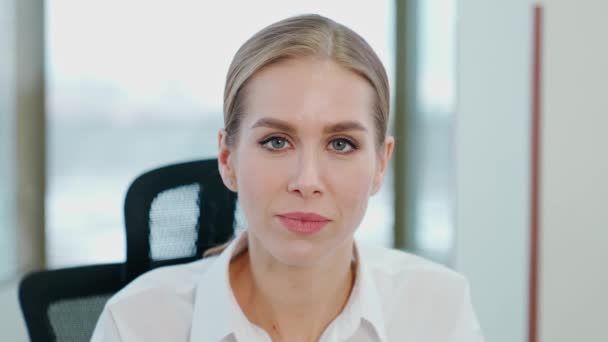 ゆっくりとした動き オフィスの職場に座っている女性マネージャーの肖像画 陽気なビジネスマンはカメラを見て笑顔 良い取引 — ストック動画