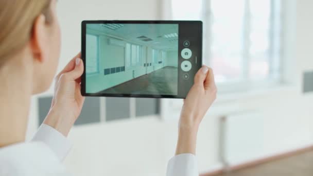 Kadın Mimar Ofis Alanını Dijital Tablet Ekranı Beyaz Ofis Içi — Stok video