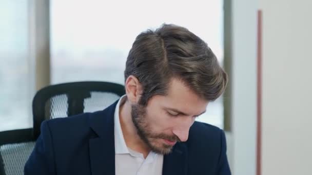 Портрет Человека Финансиста Работающего Документами Сфокусированного Бухгалтера Работающего Сверхурочно Мыслящего — стоковое видео