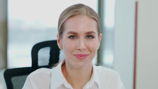 Retrato Una Mujer Gerente Sentada Lugar Trabajo Oficina Alegre Mujer — Vídeos de Stock