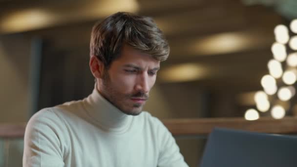 Niewyraźny Widok Portret Młodego Dewelopera Pracującego Nad Laptopem Kawiarni Skupiony — Wideo stockowe