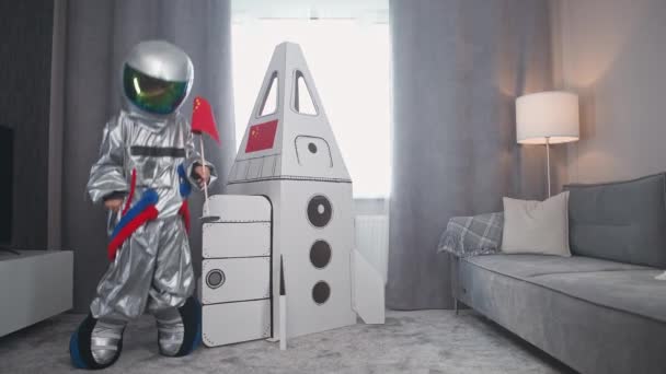 Adolescent Costume Astronaute Pose Drapeau Chinois Tient Près Modèle Carton — Video