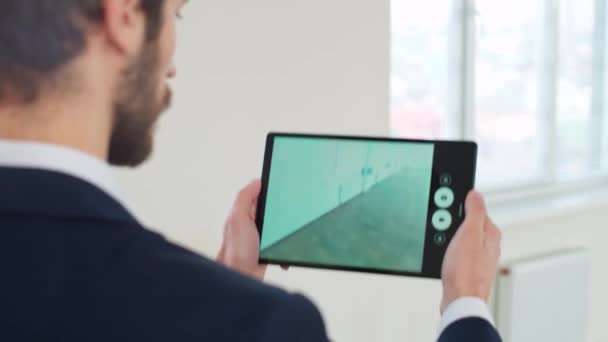 Architecte Scanne Espace Bureau Aide Réalité Supplémentaire Utilisant Écran Tablette — Video