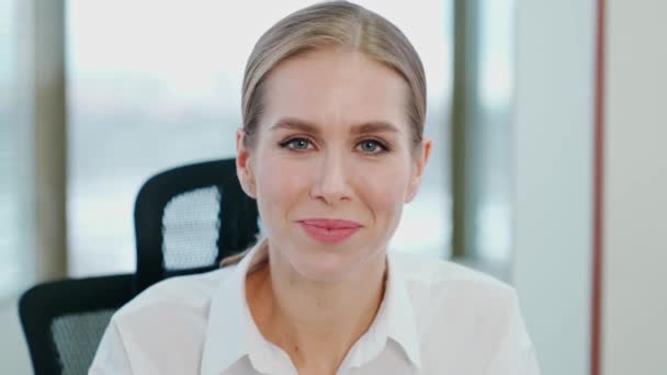 Portret Menadżerki Siedzącej Biurze Wesoła Bizneswoman Spogląda Kamerę Dobra Okazja — Wideo stockowe