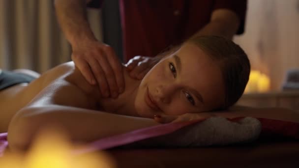 Tratamentos Spa Massagista Profissional Faz Uma Massagem Relaxante Nas Costas — Vídeo de Stock