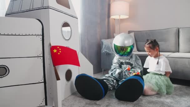Anak Anak Cina Bermain Ruang Tamu Rumah Seorang Anak Laki — Stok Video