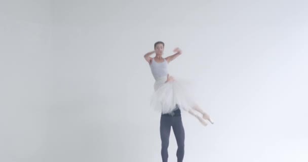 スローモーション ダンスをリハーサルするバレエダンサーの劇的なカップル バレエダンサーのロマンチックなダンス 振付に従事する若いカップル — ストック動画