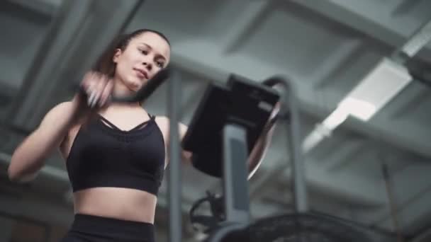 Sporty Kvinne Trener Elliptisk Sykkelsimulator Aerob Trening Utholdenhetstrening Lav Vinkelvisning – stockvideo
