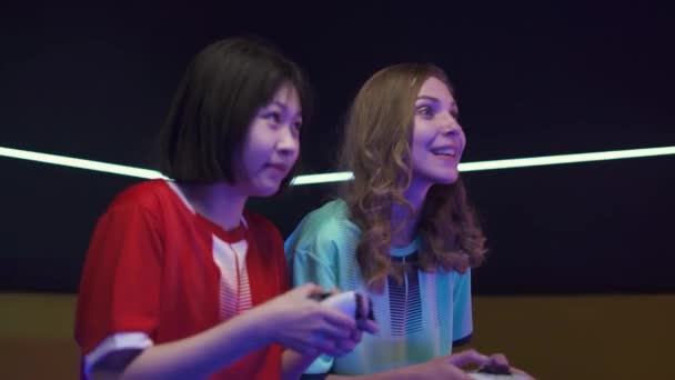 ソフトフォーカス 感情的な女性ゲーマーはゲームコンソールでビデオゲームをプレイ 2人のプレーヤーの対決 国際的なゲームトーナメントでサイバースポーツマン — ストック動画